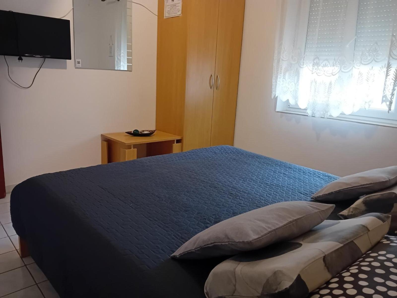 Rooms With A Parking Space Krk - 13553 Vrh  Oda fotoğraf